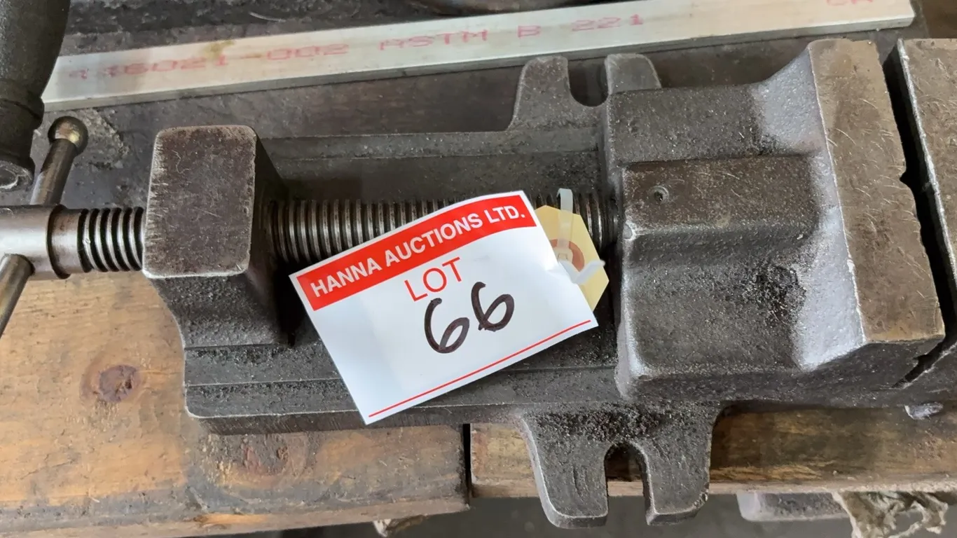 Heavy-Duty Precision Milling Machine Vise with Smooth Jaws and Fixed Base