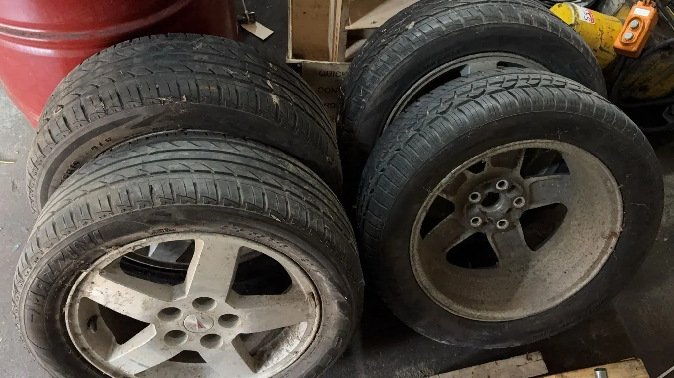 Set of 4 Pontiac Alloy Wheels with 205/55R16 Tires