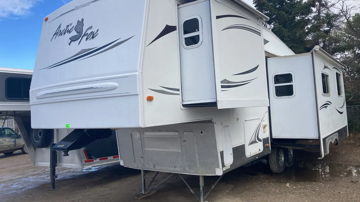 2010 Arctic Fox Silver Fox Edition Holiday Trailer VIN: 4N15E2920A0135246