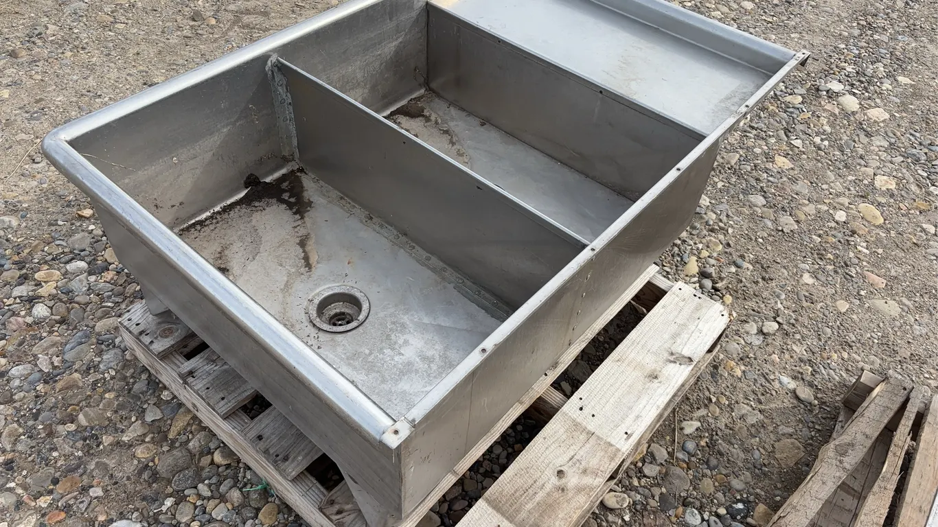 Industrial Kitchen Basin stainless steel, 2 compartments, approx 48" x34" x 17", *Unreserved*