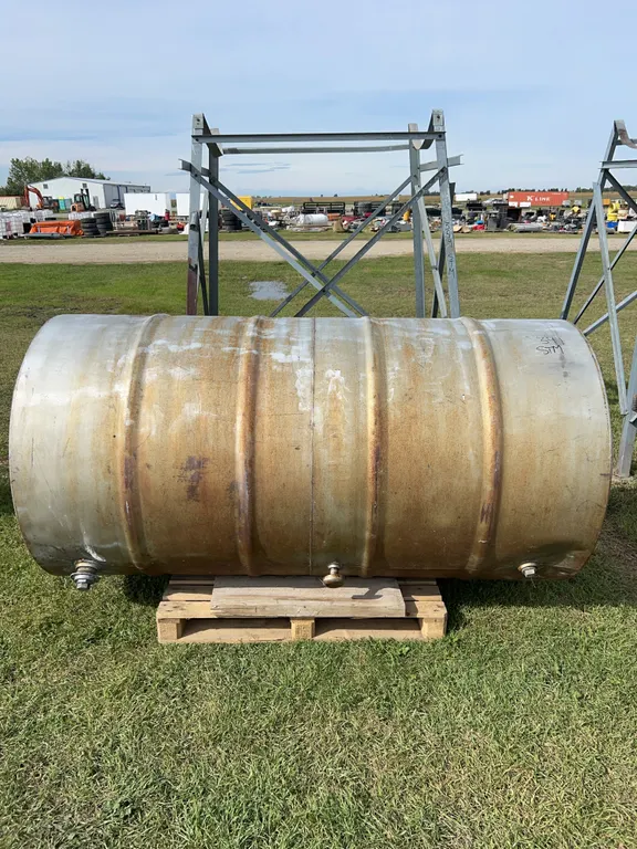 Fuel Tank w/ stand, approx 600-700 gallon, gravity fed hose, *Unreserved*