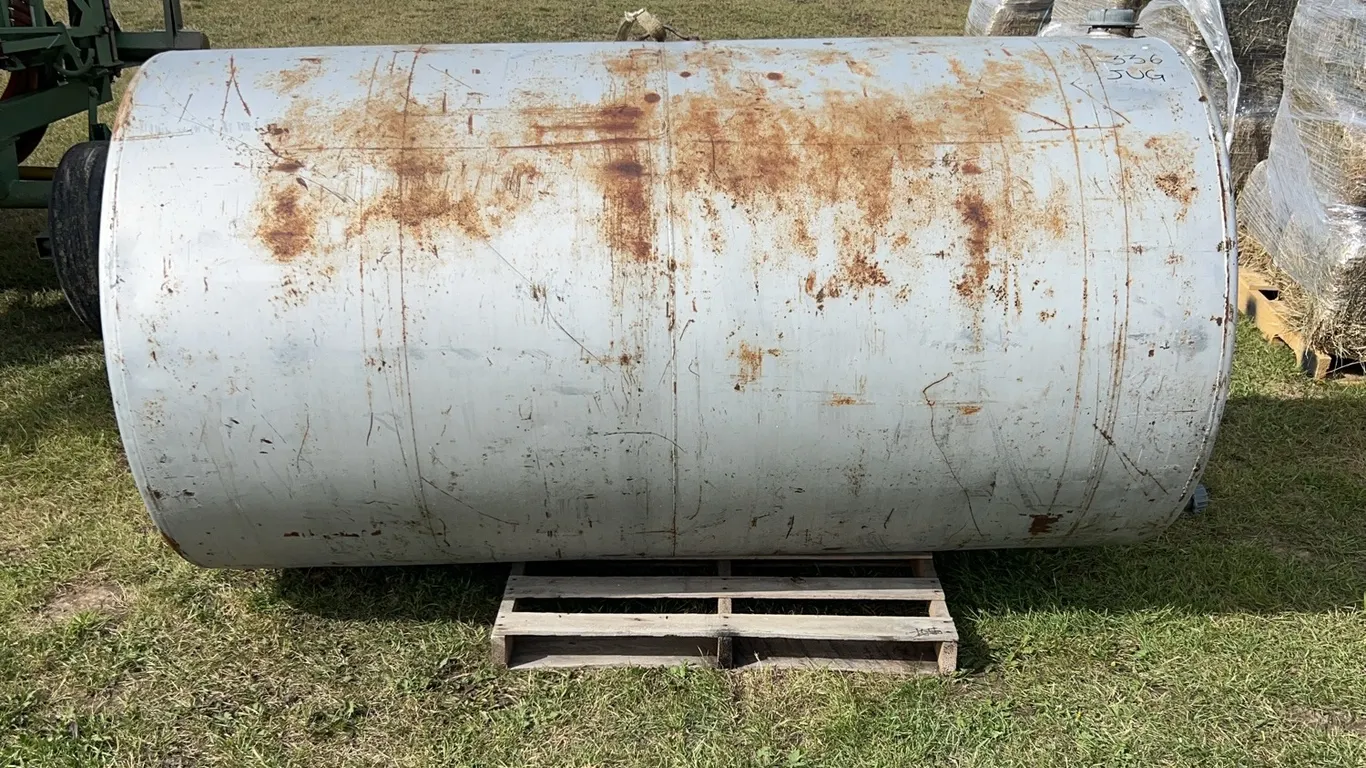 Metal farm/acreage gravity fed tank, approx. 500 gallon, *Unreserved*