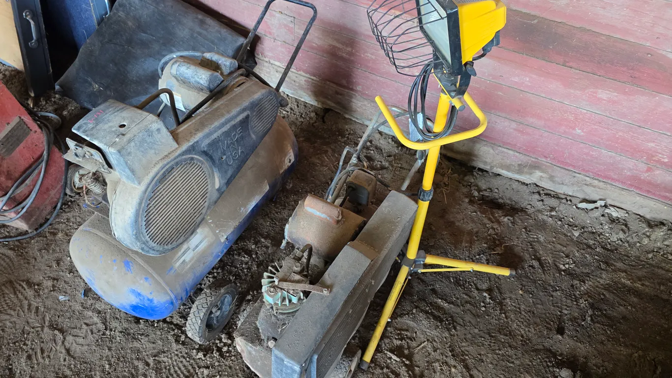 Air Compressors, Shop Light, Untested