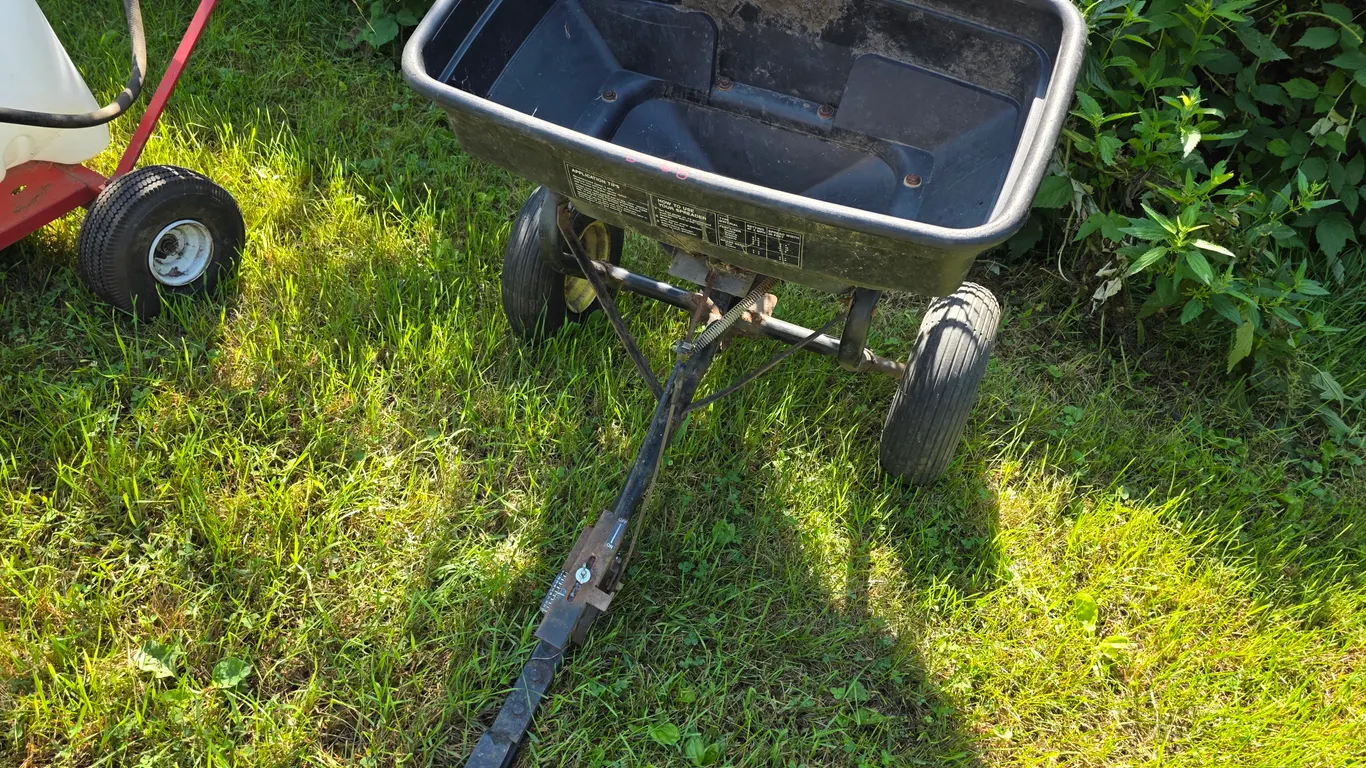 Pull Type Lawn Spreader