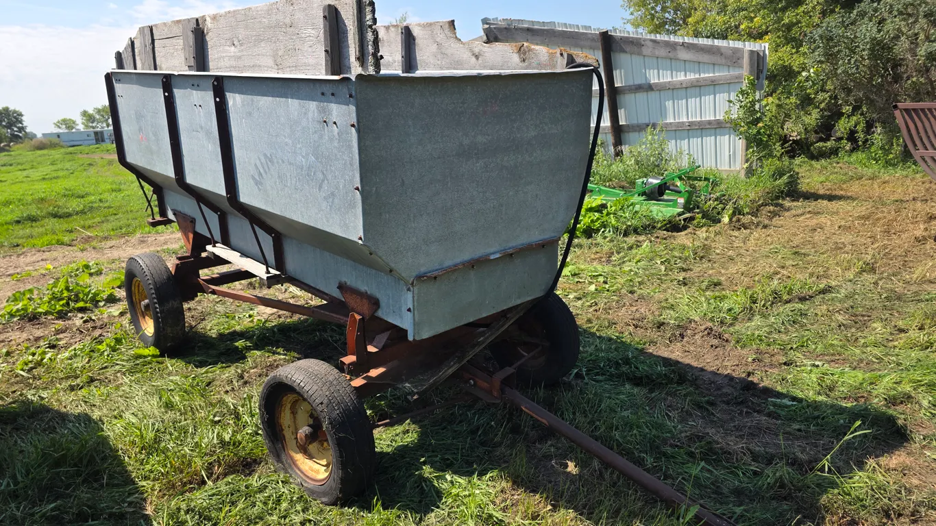 Minnesota No 125 Flare Box with Hydraulic Lift, Untested