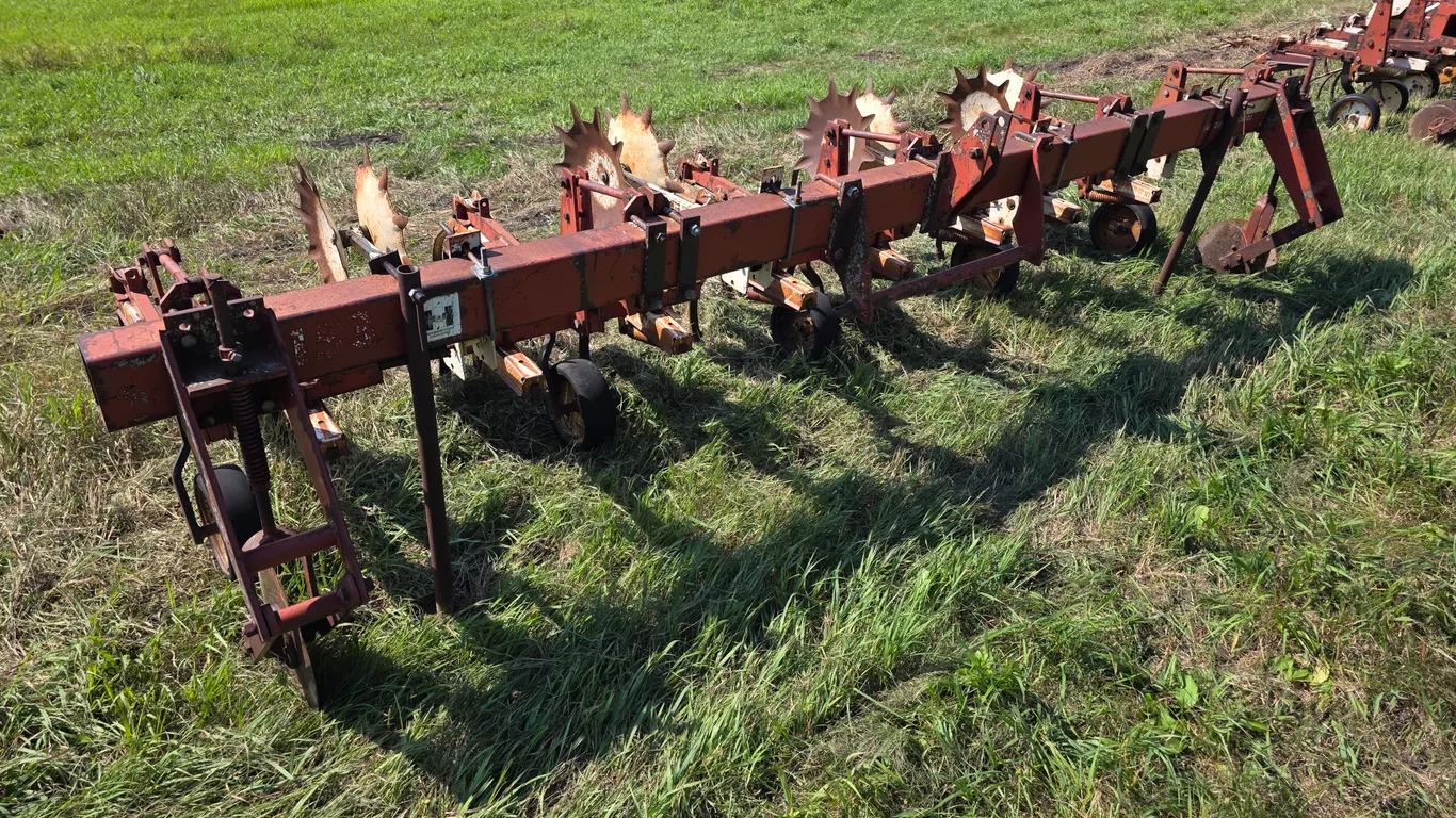 14’ IH 3pt 4 Row Cultivator with Rolling Shields