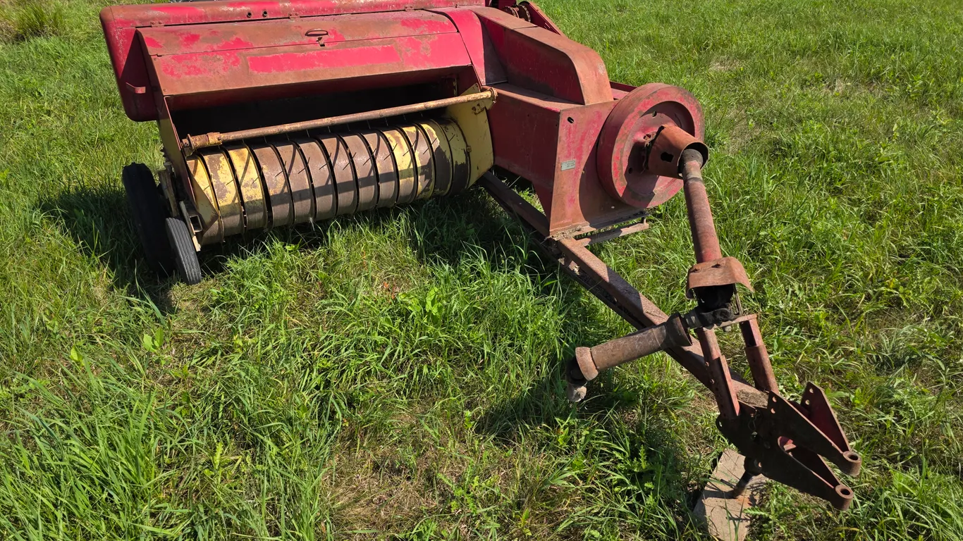 New Holland 68 Small Square Baller, SN: 44162, Untested