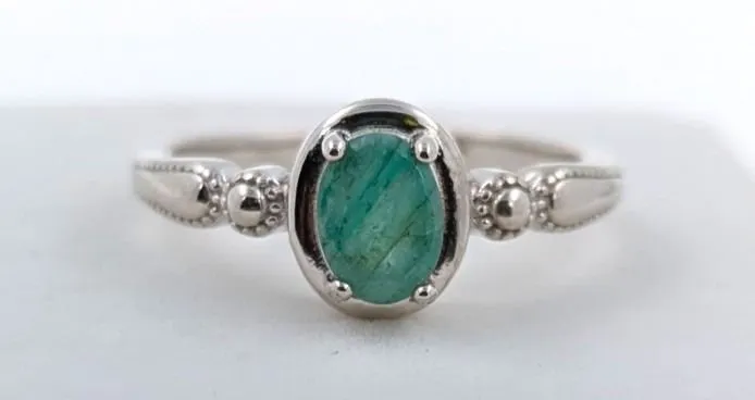 3.1 CT CERTIFIED SILVER EMERALD GEMSTONE RING ($1,385 APPRAISAL)