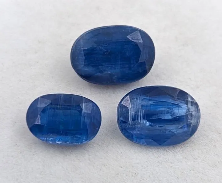 15.77 CT CERTIFIED KYANITE GEMSTONE PARCEL ($6,350 APPRAISAL)