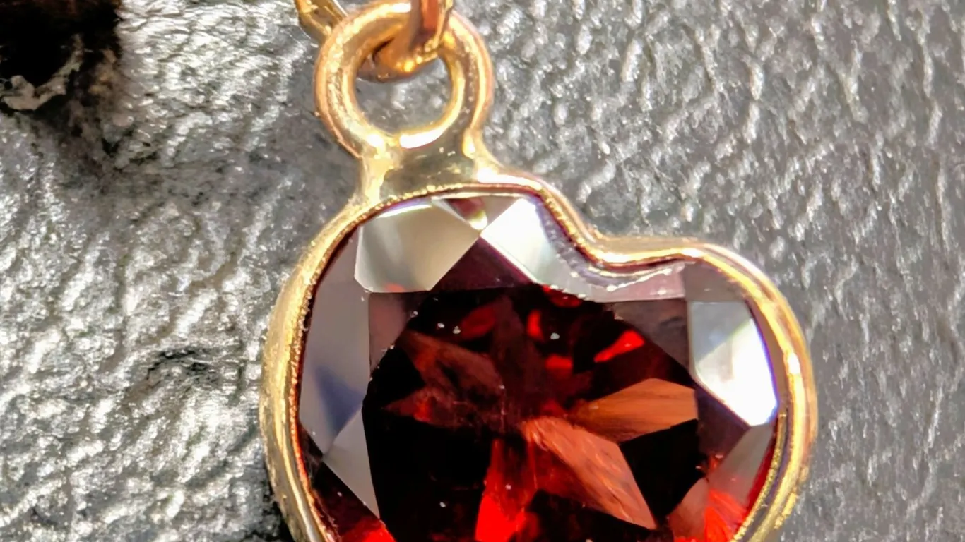 10K GARNET (0.85CT) PENDANT, SUGGESTED RETAIL VALUE $400