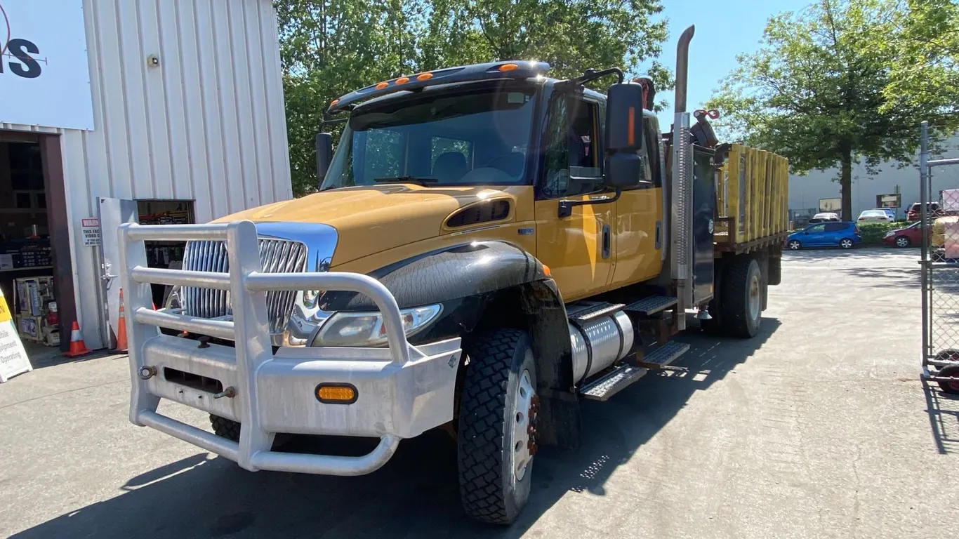 2013 INTERNATIONAL 4300M7 DURASTAR, 4DR QUAD CAB FLATDECK, YELLOW, VIN 1HTMZSKN6DJ198761,