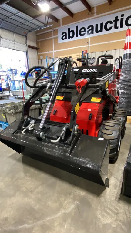 SDLOOL SL323TZ RED STAND ON GAS POWERED MINI SKID STEER LOADER, 13.5 HP, PNEUMATIC TIRES, 420CC