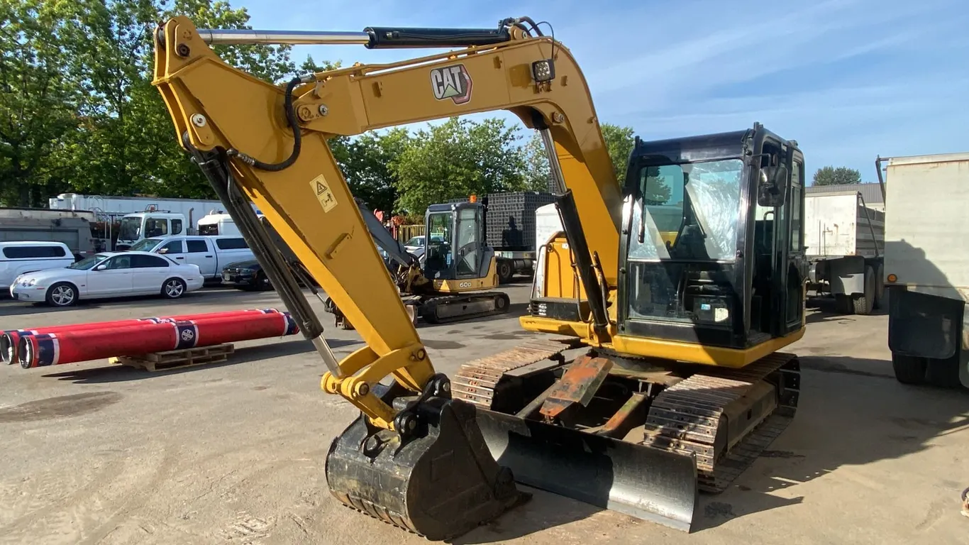 MIDSIZE EXCAVATOR YELLOW VIN UNKNOWN,