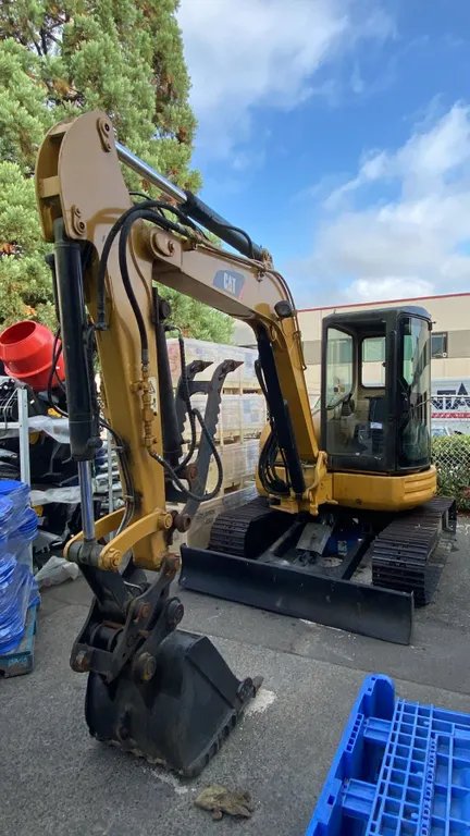 MIDSIZE EXCAVATOR YELLOW, VIN NA,