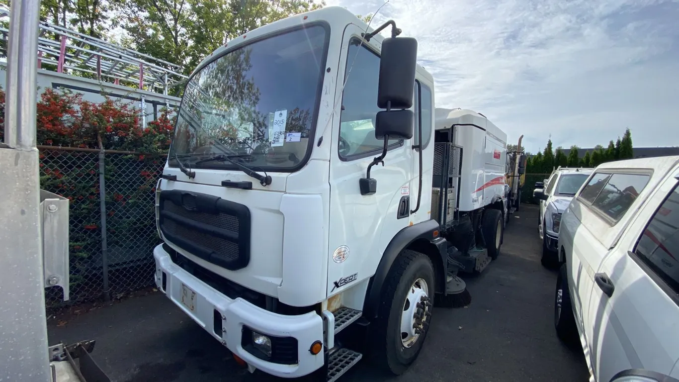 2015 ELGIN AUTOCAR ACMD XPERT SWEEPER, 2DR, WHITE, VIN 516M1DB28GH220562,