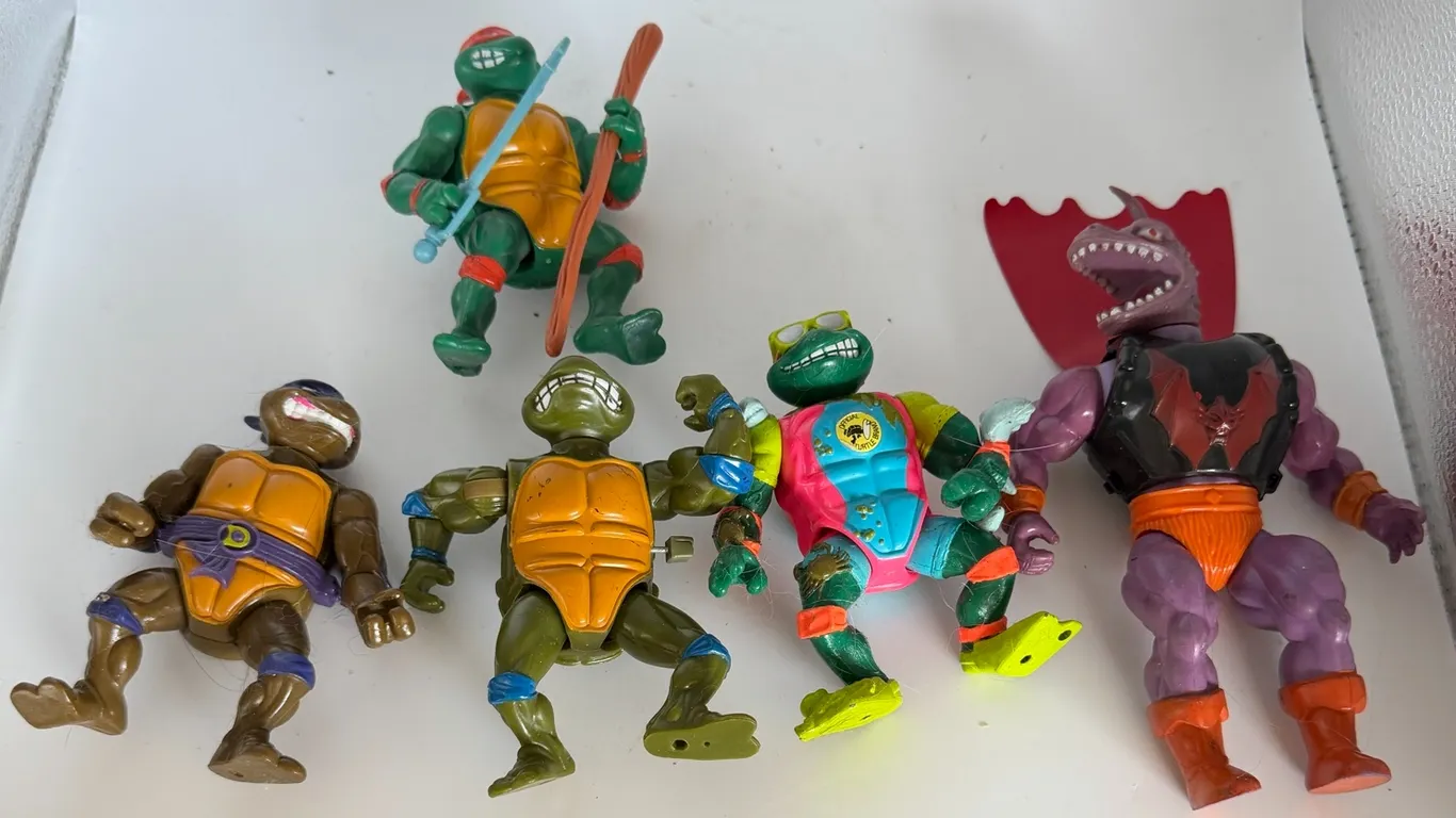 Vintage TMNT Action Figure Lot Teenage Mutant Ninja Turtles Shredder Accessories
