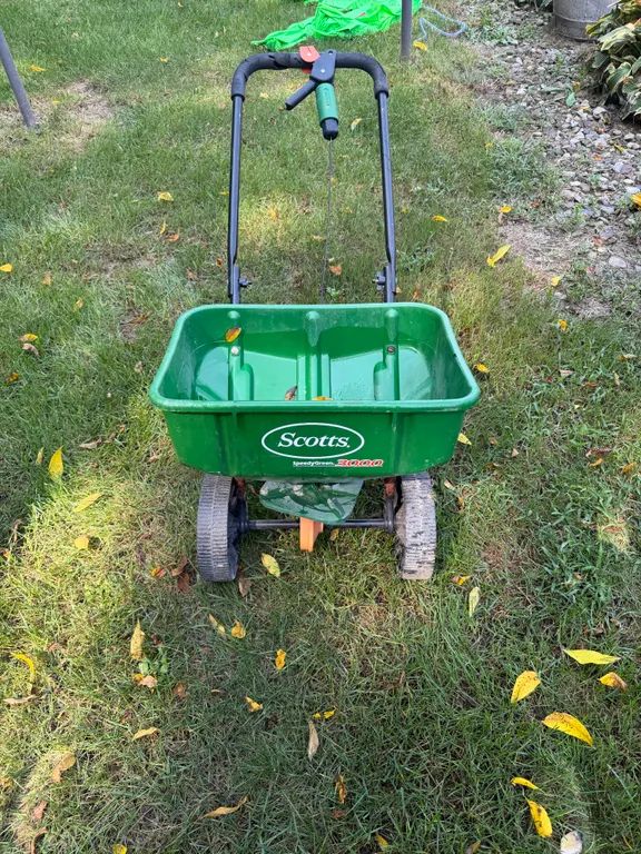 Scotts SpeedyGreen 3000 Broadcast Lawn Spreader