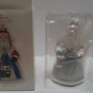 Hallmark Keepsake 2009 Santa’s Arrival Glass Ornament