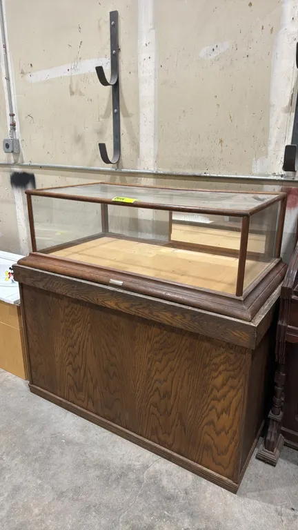 Vintage Saint Paul Show Case Mfg. Co. wood and glass display cabinet. Features oak construction, upper glass showcase with sliding rear door, and an e