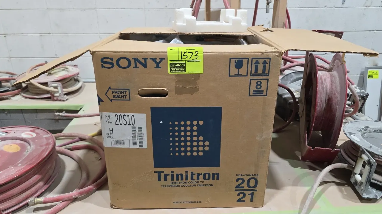 Sony KV-20S10 20" Trinitron color television. Includes remote control and original box packaging. Electrical: 120V.