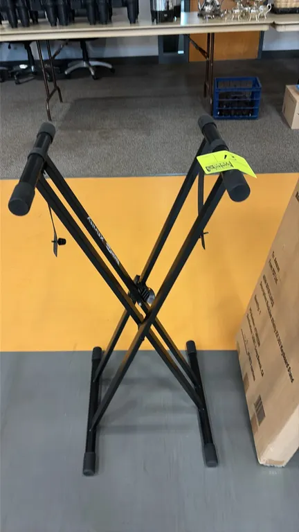 RockJam Xfinity XX-363 double-X keyboard stand. Features adjustable folding metal frame, quick-release height adjustment mechanism, rubberized end cap