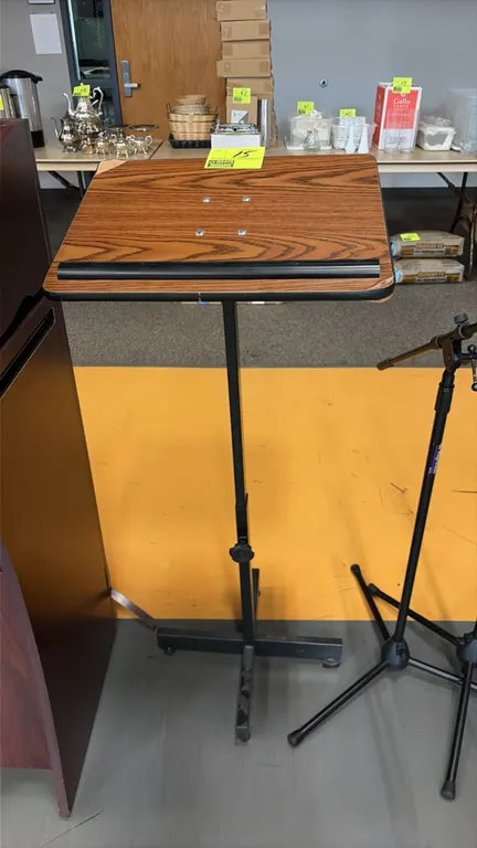 Oklahoma Sound 70-MO portable presentation lectern. Features a medium oak finish reading surface with book stop ledge and an adjustable-height telesco