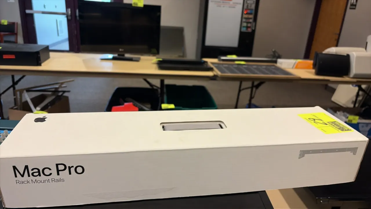Apple Mac Pro rack mount rail kit. Features sliding rack rails and mounting hardware. Includes original packaging.
