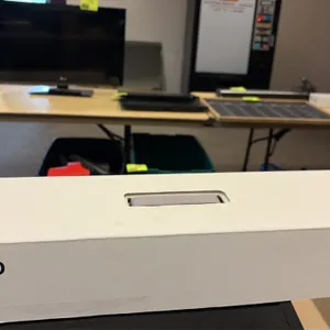 Apple Mac Pro rack mount rail kit. Features sliding rack rails and mounting hardware. Includes original packaging.