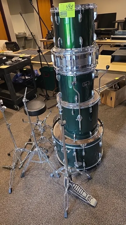 Peace 5-piece drum set. Includes bass drum, floor tom, two mounted toms, and a chrome snare drum with green finished shells. Includes padded drum thro