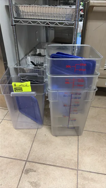 22 qt clear plastic food storage containers with lids. Features square design with molded side handles and printed measurement graduations in quarts a