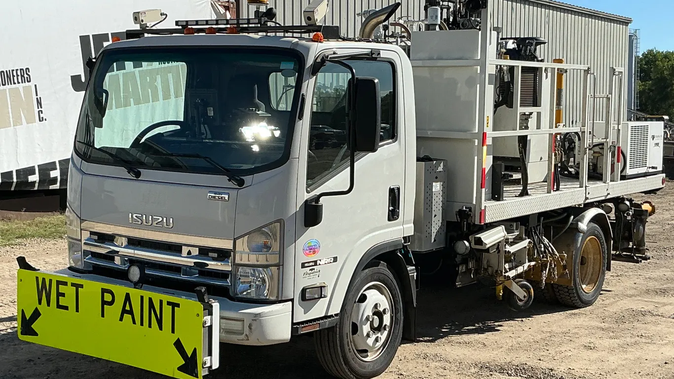 2012 ISUZU NRR S/A STRIPER TRUCK VIN: JALE5W162C7300677