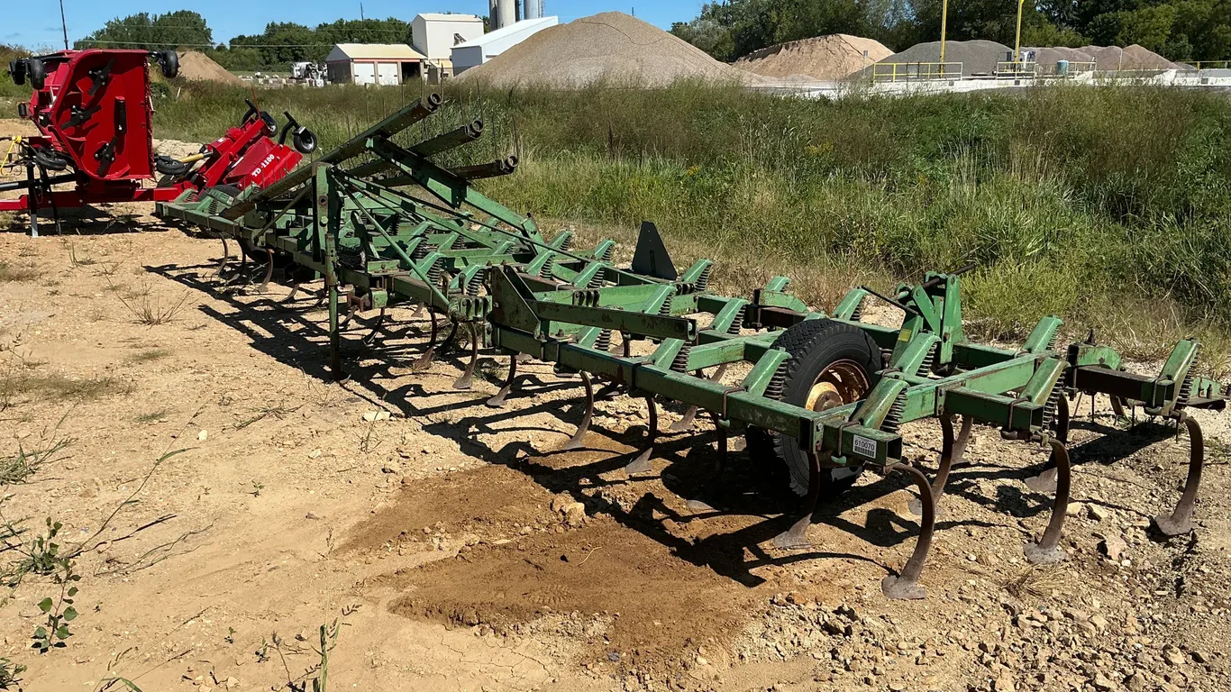 JOHN DEERE E1100 3 SECTION CULTIVATOR SN: 008217N