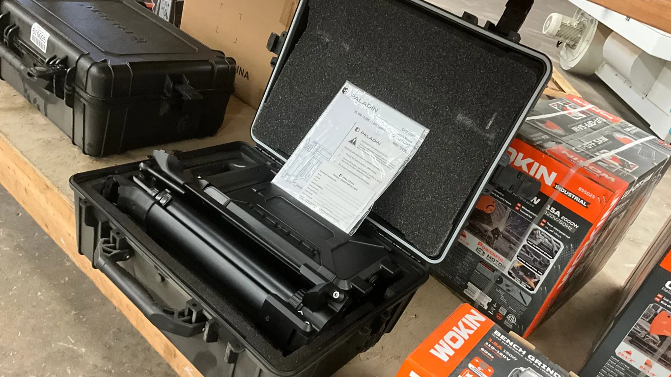 UNUSED PALADIN CLU10K 10000 LUMEN TRIPOD STAND LIGHT