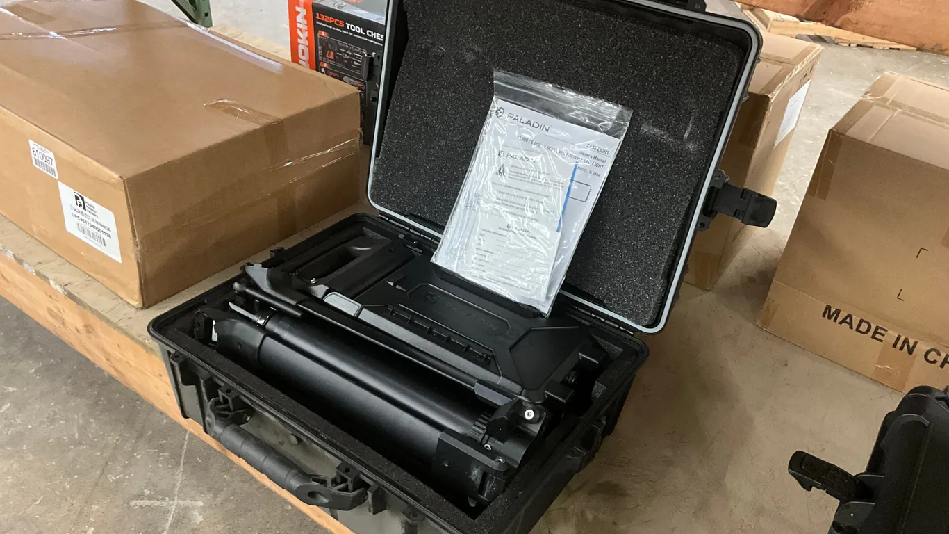 UNUSED PALADIN CLU10K 10000 LUMEN TRIPOD STAND LIGHT