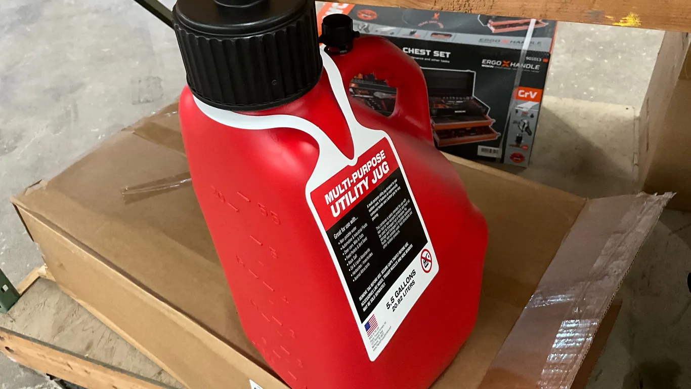 UNUSED PLASTIC PRODUCT FORMERS 3943 5.5 GALLON RED UTILITY JUGS (4)