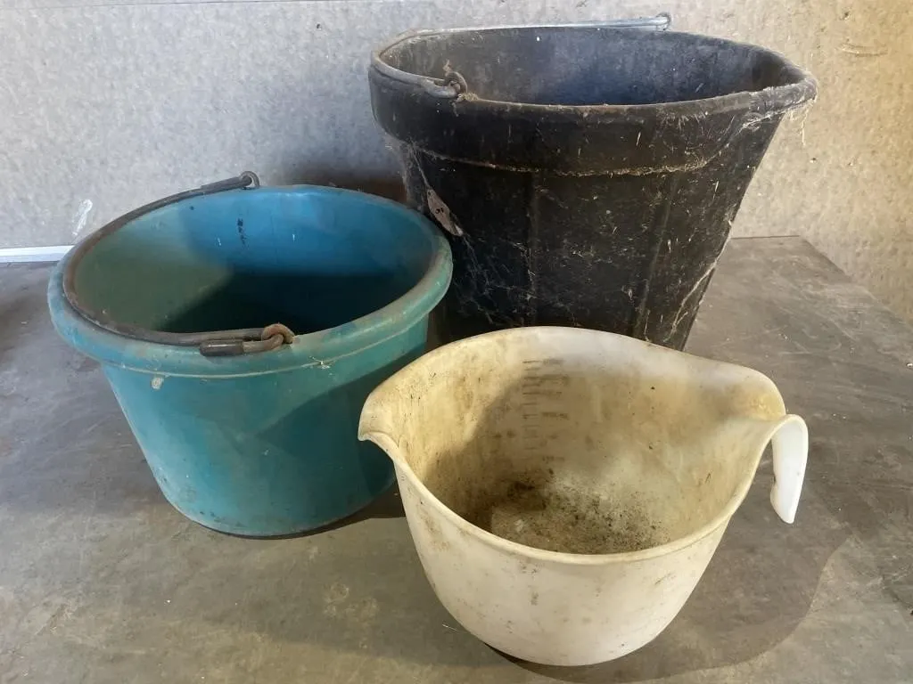 3L measuring jug and two pails.