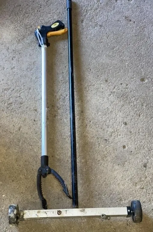 Long-handled grabber and a magnetic floor
