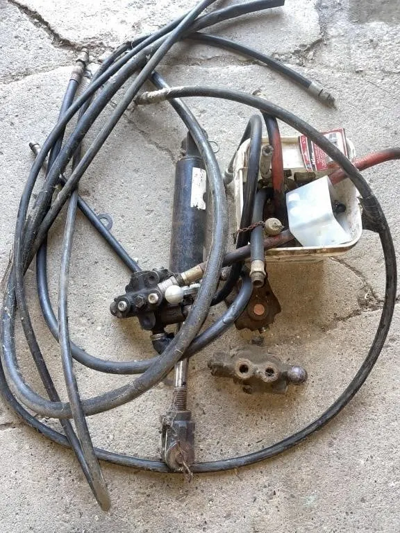 Hydraulic cylinder assembly with valve block and
