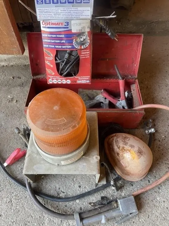 Toolbox with a few tools, Optimate 3 battery