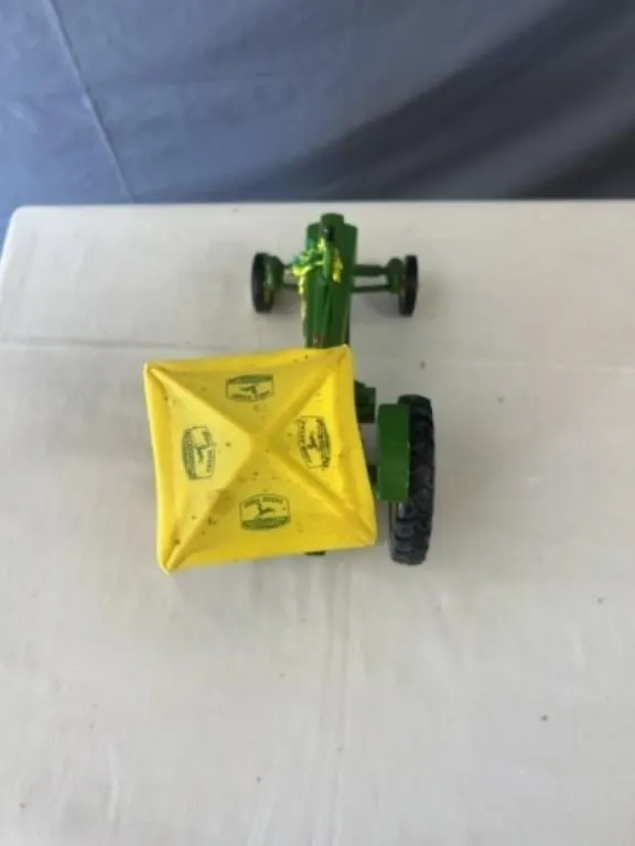 JD A Tractor w Umbrella 1:16 Scale