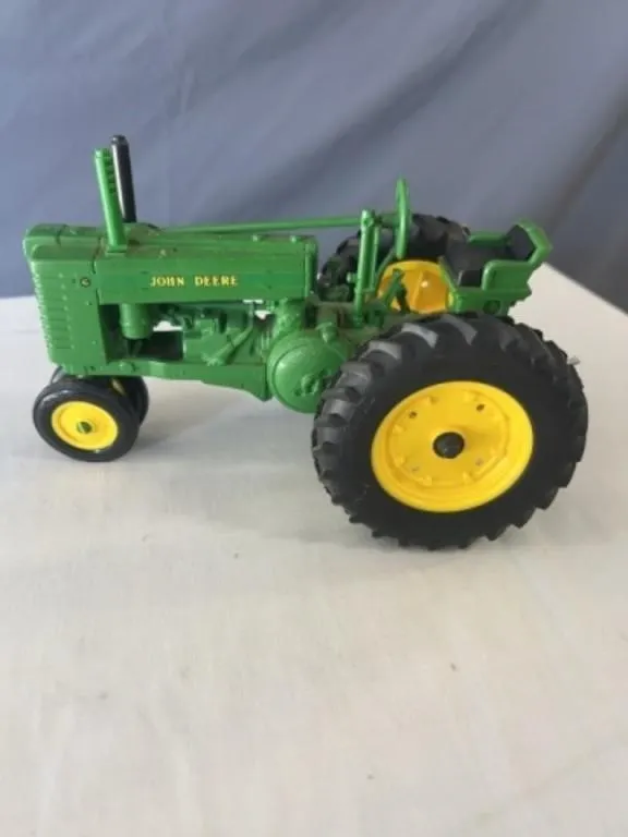 JD G Tractor 1:16 Scale w Box not pictured