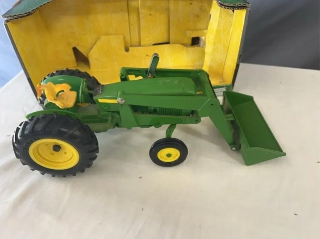 JD 2240 Utility Loader 1:16 Scale