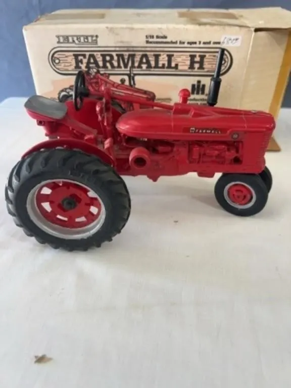 Farmall H Tractor 1:16 Scale