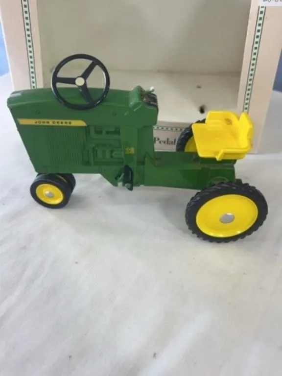 JD 20 Pedeal Tractor 1:16 Scale Damaged