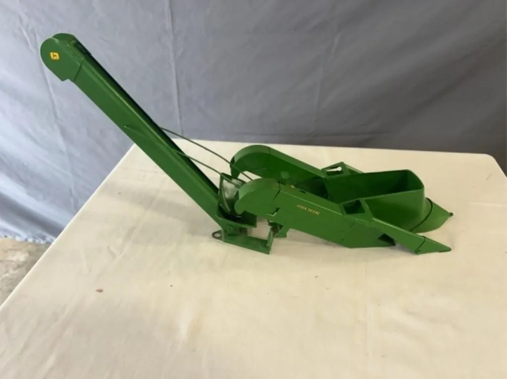 JD Two Row Corn Picker 1:16 Scale