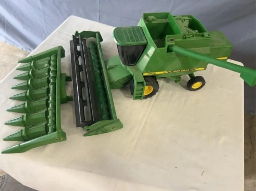 JD 9500 Combine, Grain Head. 8 Row Corn Picker 1:1