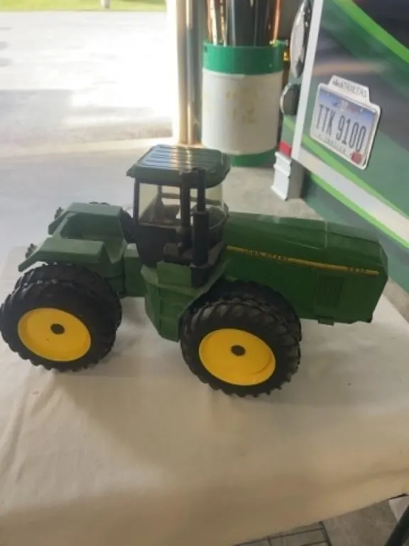 JD 8870 4WD Tractor 1:16 Scale