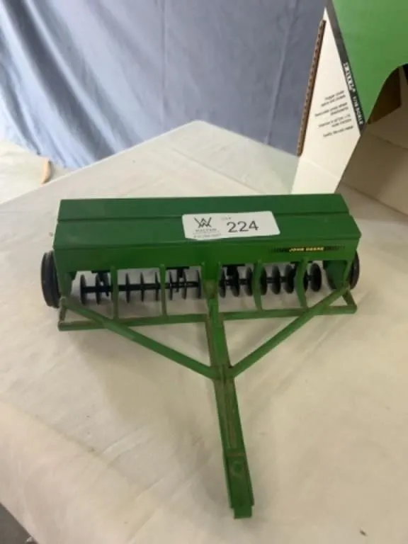 JD Grain Drill 452 1:16 Scale