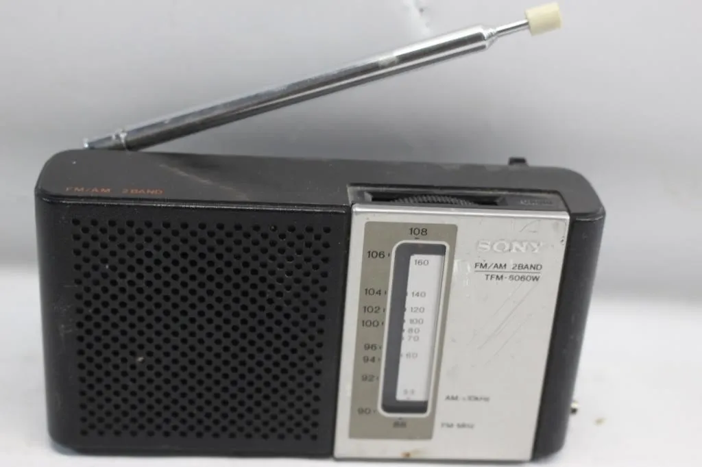 Sony TFM-6060W FM/AM 2-Band Portable Radio
