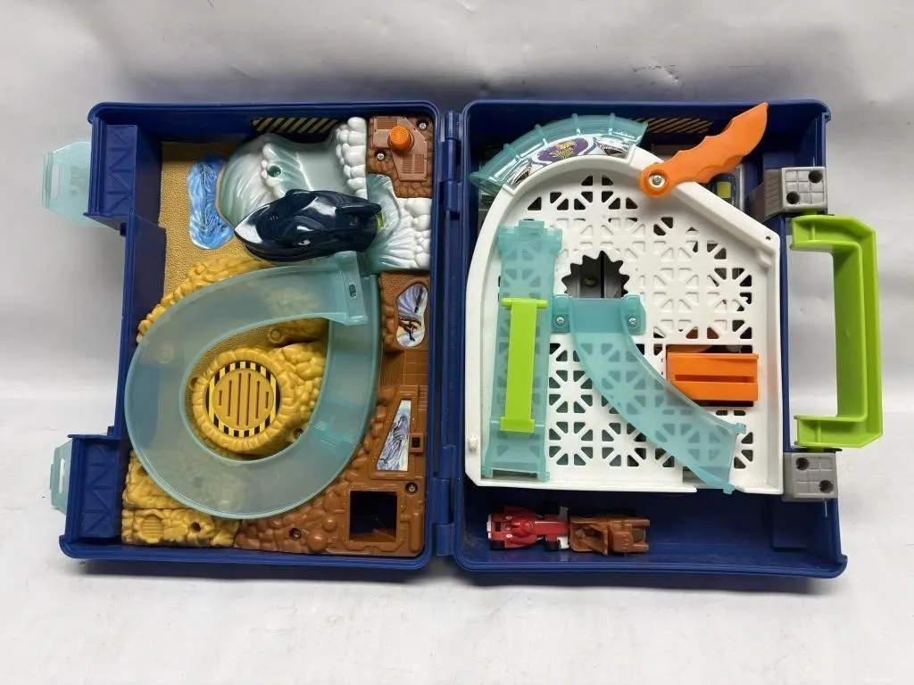 Hot Wheels Shark Wreck Case Playset with 2 Cars